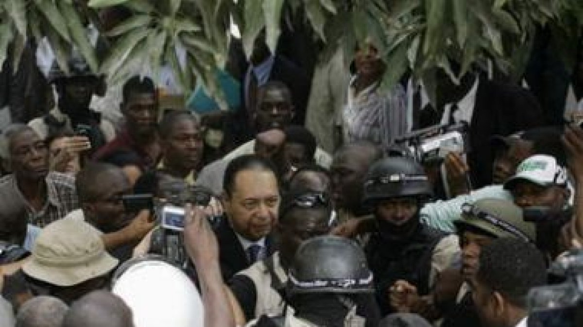 El expresidente haitiano Jean Claude Duvalier, en el centro, es custodiado por la policía.