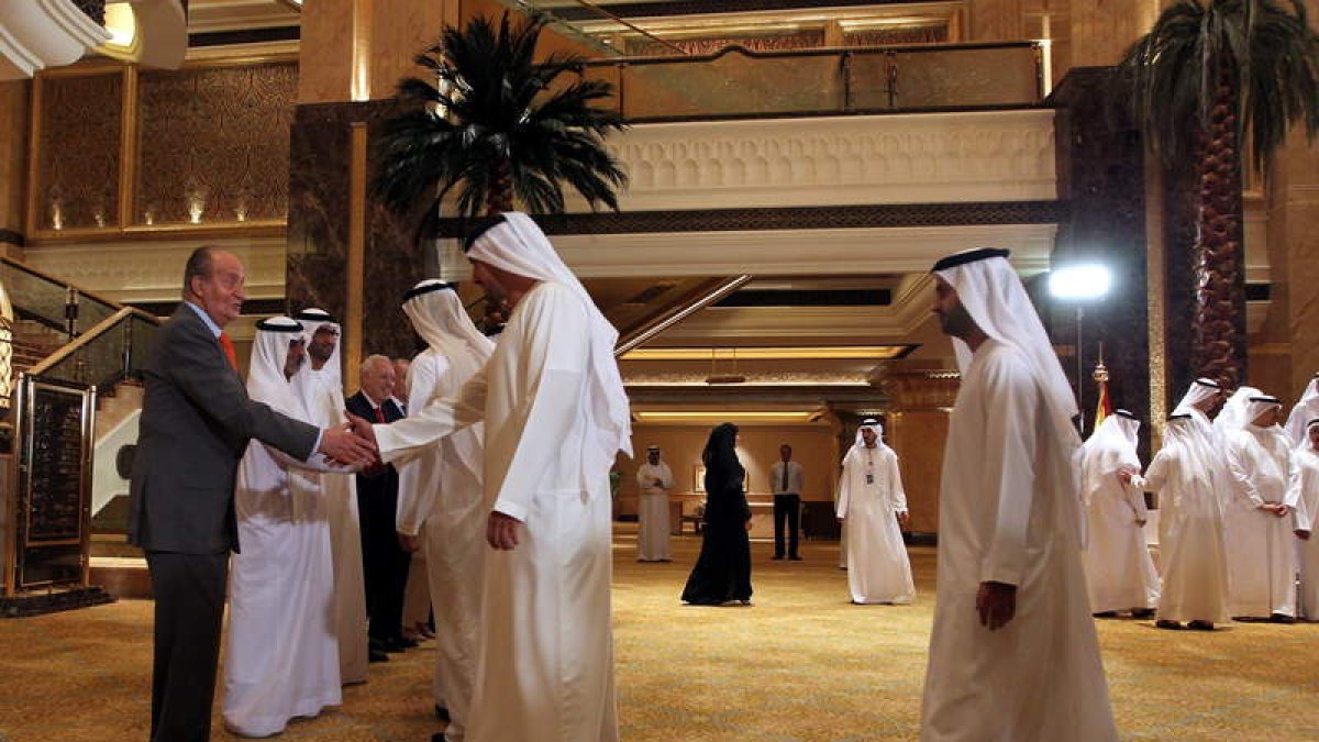 El rey Juan Carlos saluda a los asistentes al foro empresarial hispano-emiratí en Abu Dhabi.