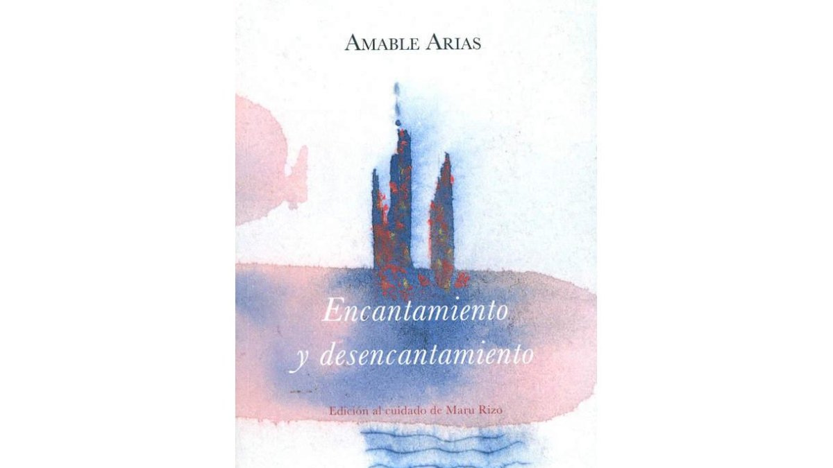 Amable Arias en su estudio, y portadas de las diversas obras escritas que se han venido publicando, desde el germinal ‘Capa negra’ al último de sus libros, ‘Encantamiento y desencantamiento’ (Eolas Ediciones).