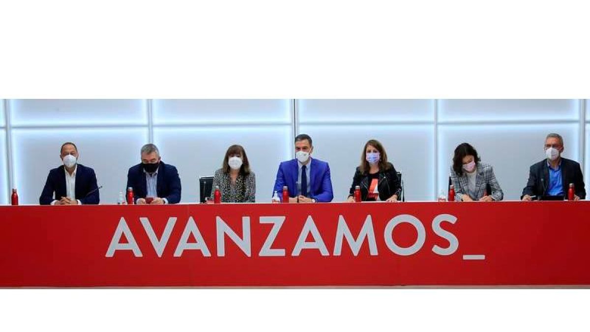 CON JAVIER IZQUIERDO EN LA MESA. Alfonso Rodríguez, Santos Cerdán, Cristina Narbona, Pedro Sánchez, Adriana Lastra, la leonesa Andrea Fernández y Javier Izquierdo ayer, en la mesa que preside la primera reunión de nueva Ejecutiva Federal del PSOE. FERNANDO ALVARADO