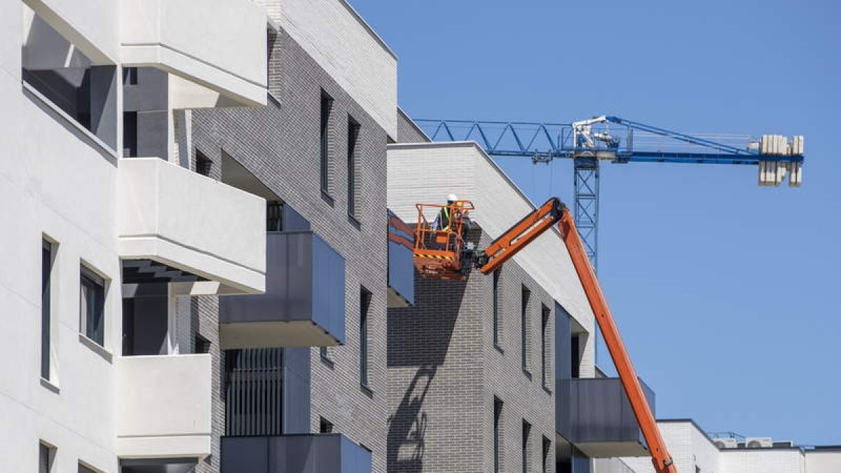 Unos obreros trabajan en un bloque en construcción. DAVID AGUILAR