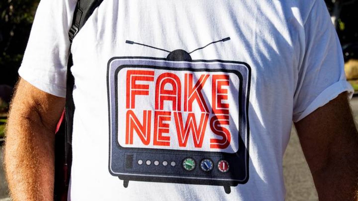 Una camiseta con el logo de fake news. ETIENNE LAURENT