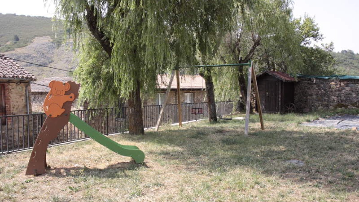 Parque infantil del pueblo de Adrados. CAMPOS