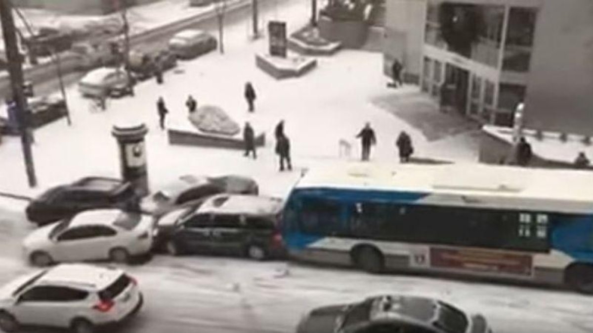 Una imagen del vídeo de vehículos resbalando sobre la nieve en Montreal.