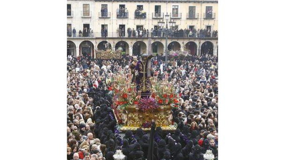 Los braceros del Nazareno esperan en la Plaza Mayor a que la Virgen y el San Juan den comienzo al En