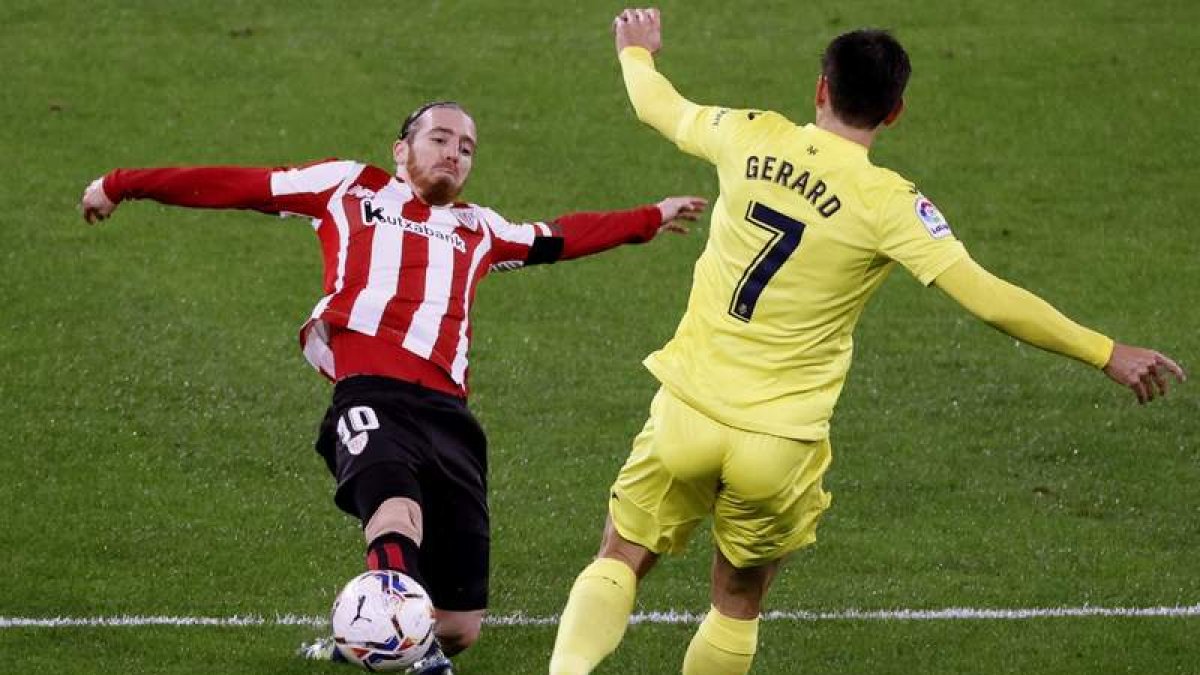 Muniain pugna con Gerard Moreno por el control del balón. TEJIDO