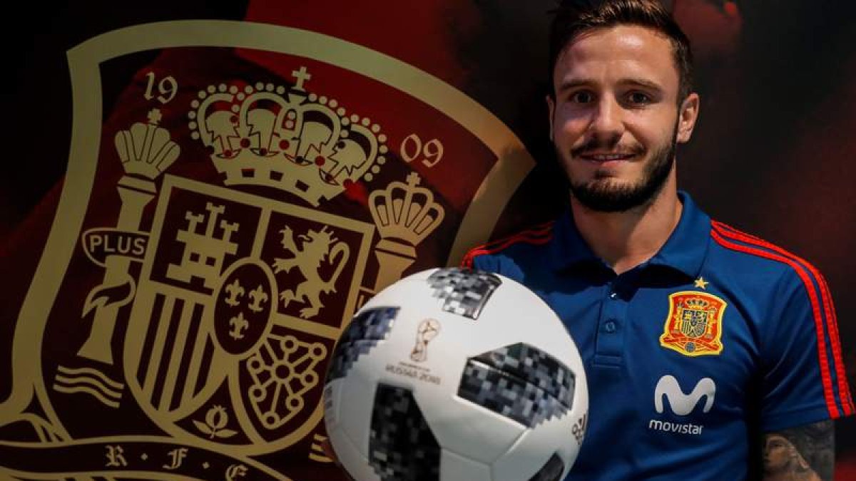 El centrocampista Saúl Ñíguez posa ante el escudo de la selección a dos días del tercer partido ante Marruecos. JAVIER ETXEZARRETA