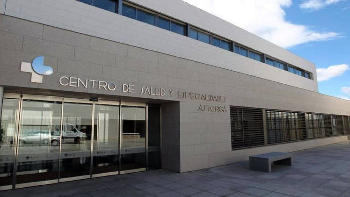 Entrada del nuevo centro de salud y especialidades de Astorga, que comienza a prestar servicio hoy.
