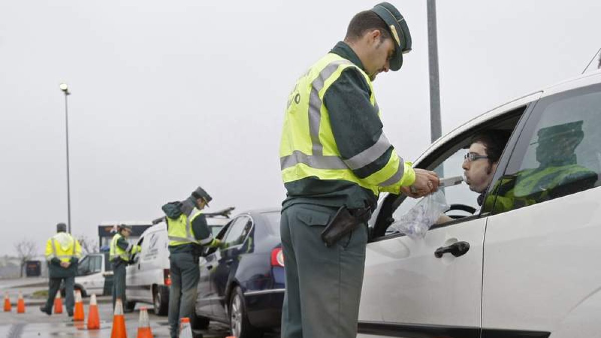 Agentes de la Guardia Civil, en un operativo de control de consumo de alcohol al volante. BALLESTEROS