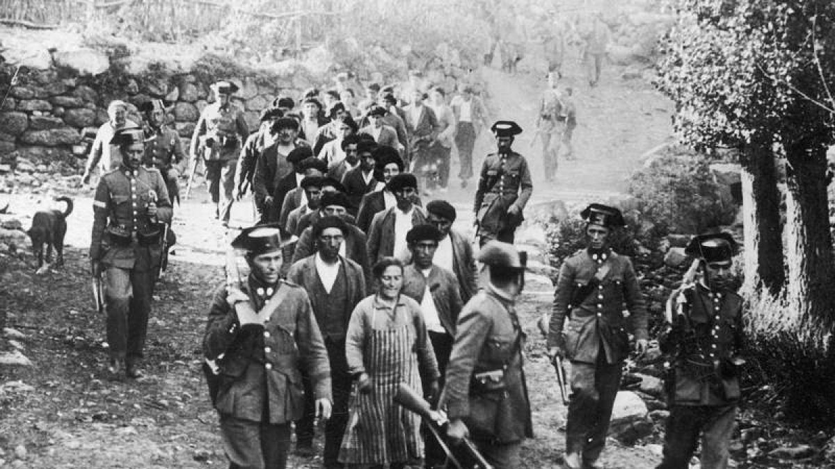 Arriba, guardias civiles con mineros y mujeres presos en Brañosera (Palencia).