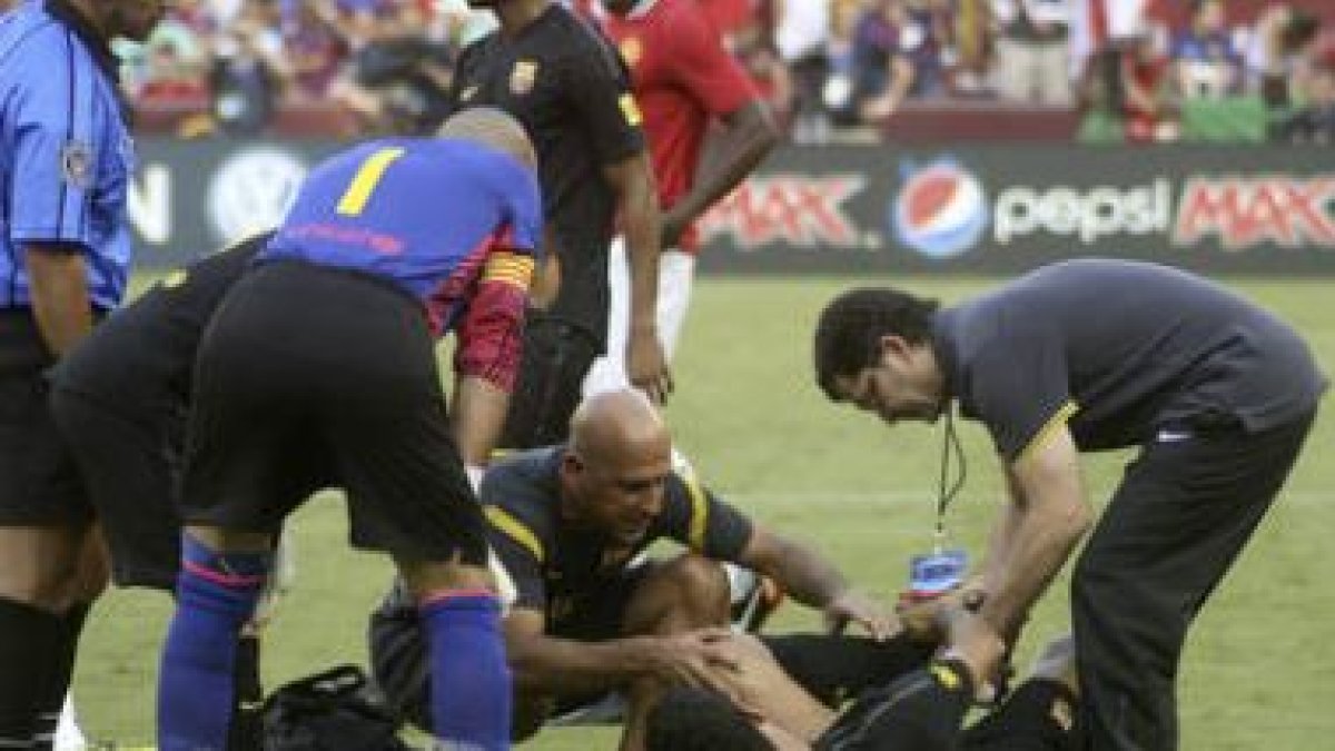 Sergio Busquets es atendido después de una acción en el partido contra el Manchester United.