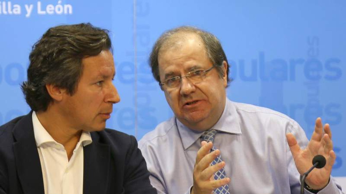 Juan Vicente Herrera conversa con Carlos Floriano durante el Comité Ejecutivo.