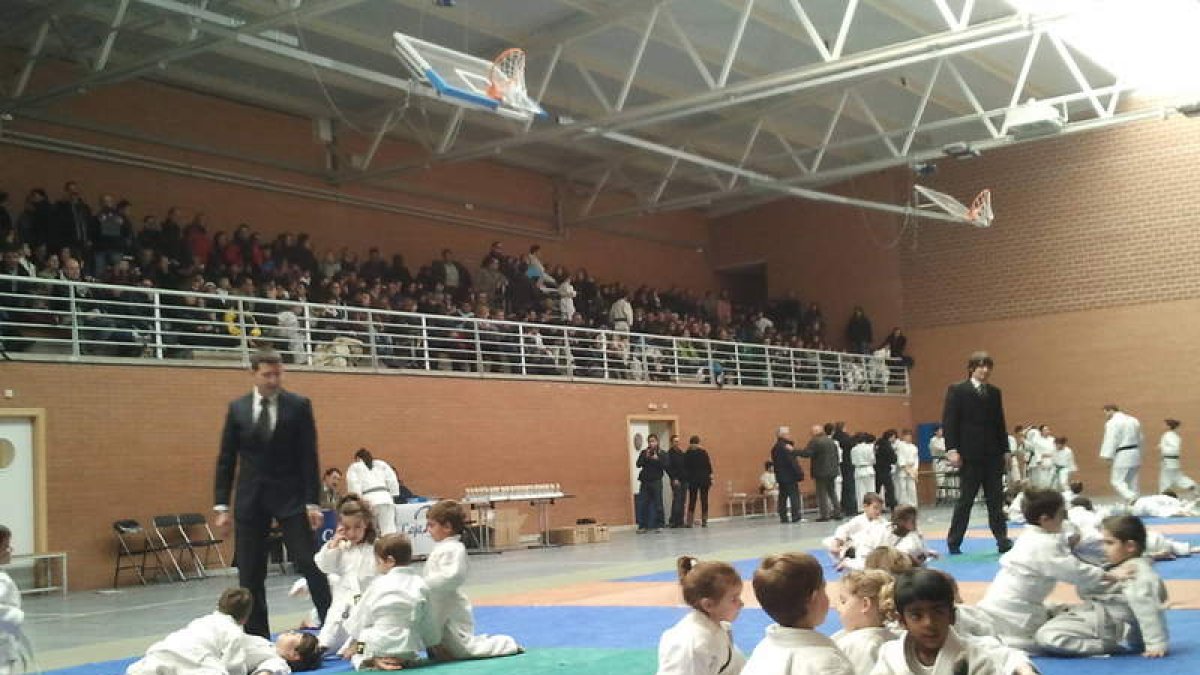 Los judocas más pequeños iniciaron su preparación.