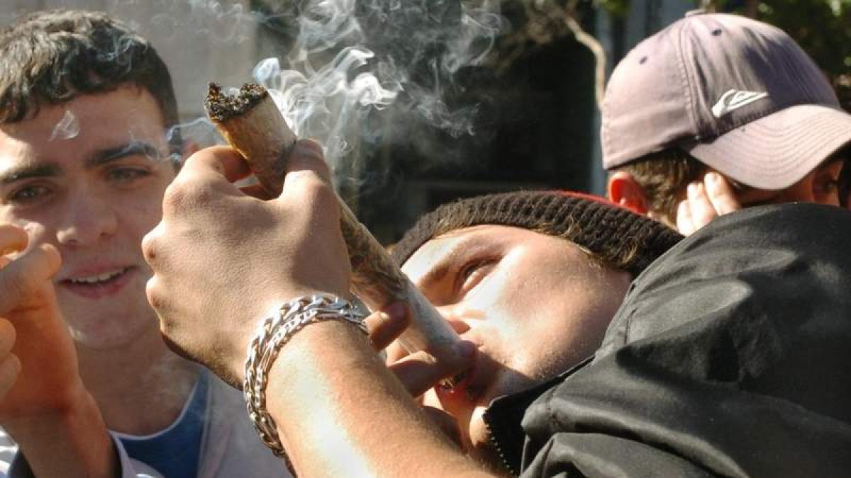 Jóvenes participan en una manifestación en defensa del consumo lúdico de marihuana, uno de los delitos más denunciados. MONDELO