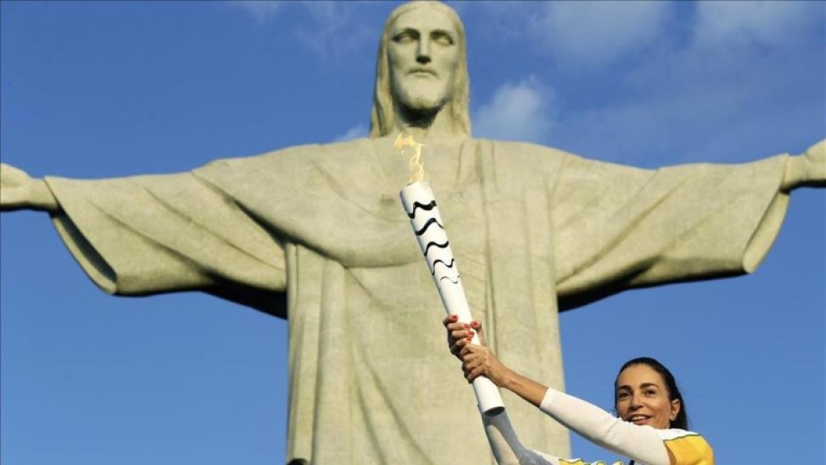 La exjugadora de voleibol brasileña Isabel Barroso, con la antorcha ante el Cristo Redentor de Corcovado.