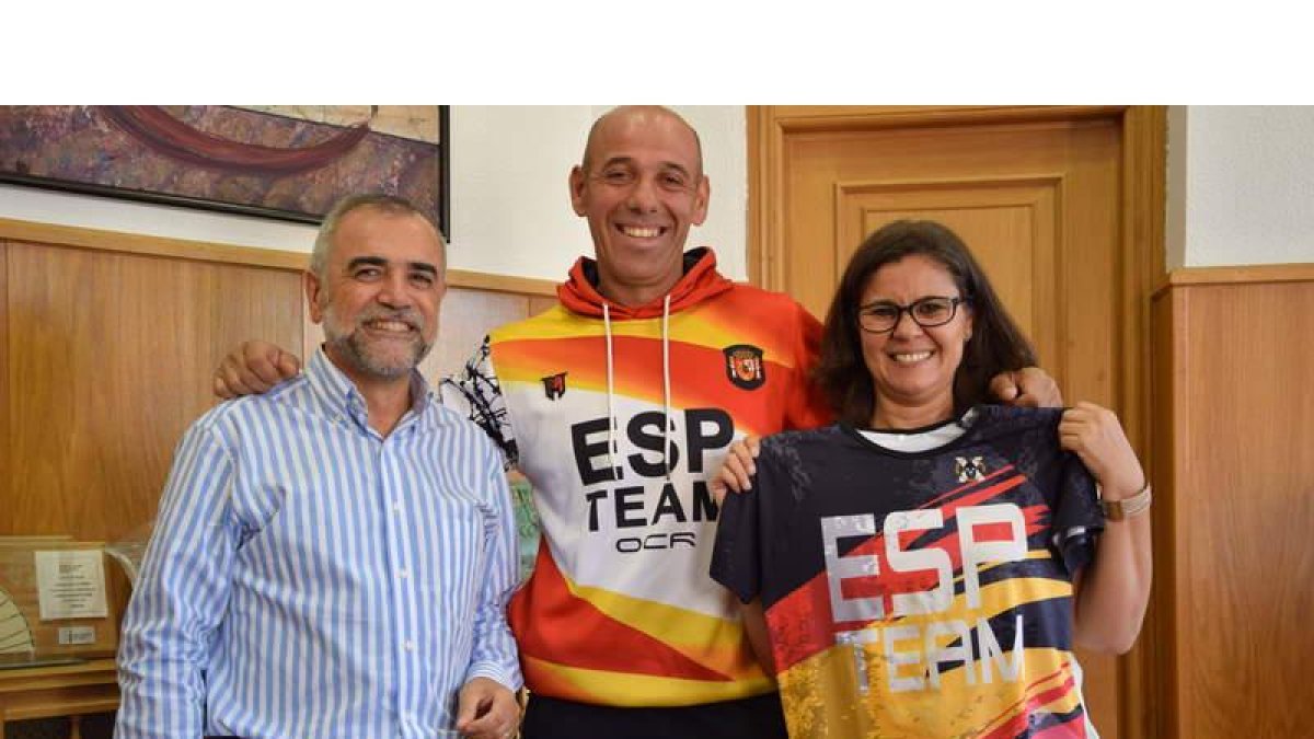 El alcalde de La Bañeza junto al deportista bañezano. RUBÉN