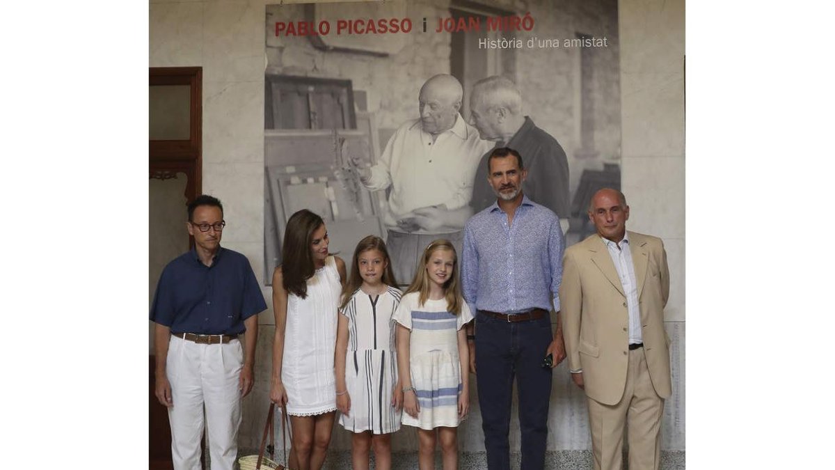 La familia Real posa junto a los nietos de Picasso y de Miró. BALLESTEROS