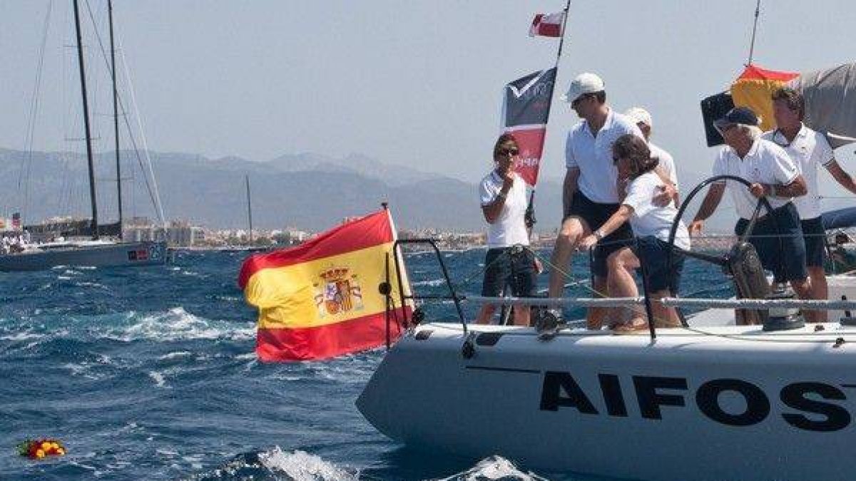 El príncipe Felipe, a bordo del 'Aifos', observa el ramo de flores lanzado al mar en homenaje al contraalmirante Sánchez Barcaiztegui, hoy, en Palma de Mallorca.