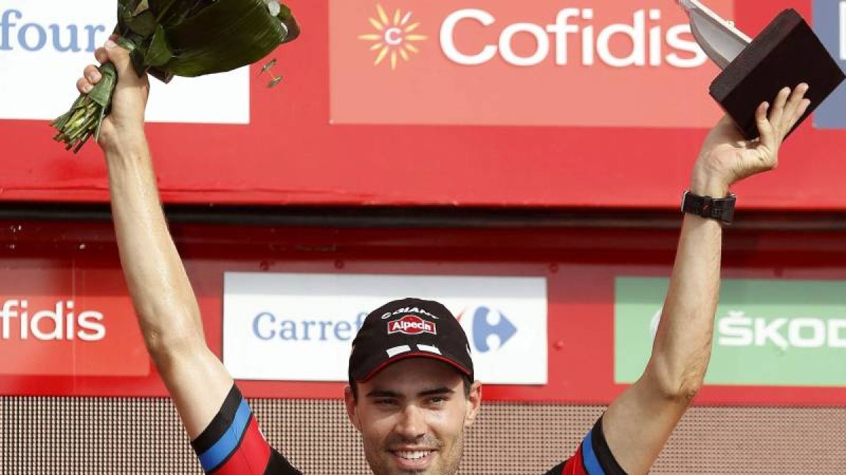El ciclista holandés del equipo Giant, Tom Dumoulin, en el podio al proclamarse el vencedor de la novena etapa y recupera el liderato de la clasificación general de la Vuelta Ciclista a España.