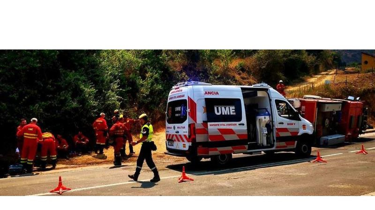 Momento en el que son atendidos los militares que iban dentro del camión accidentado en Puente Domingo Flórez. DL