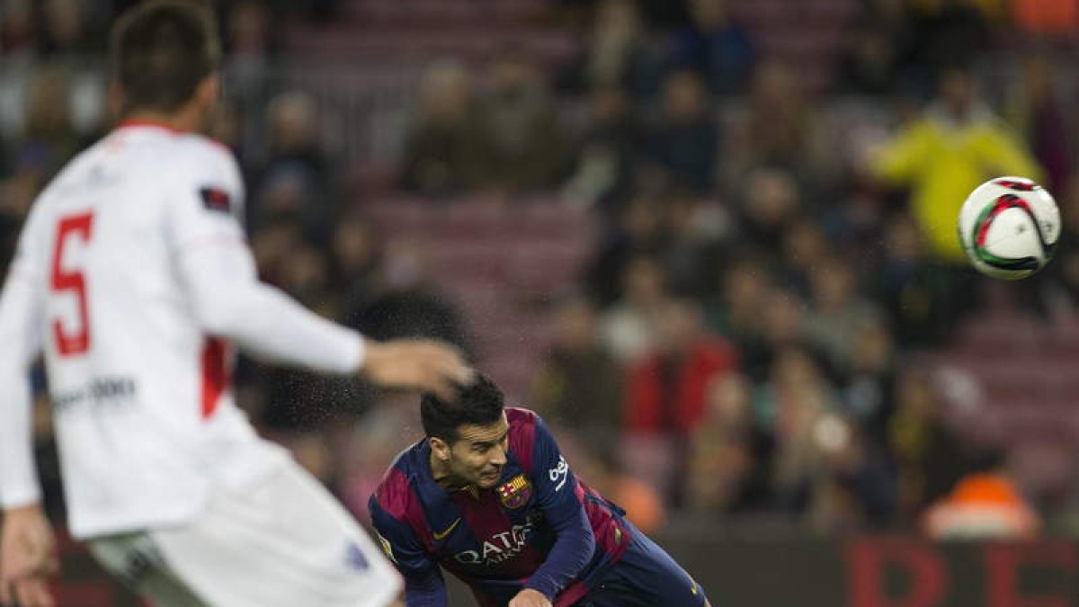 Pedro golea de cabeza en uno de sus tres goles al Huesca.