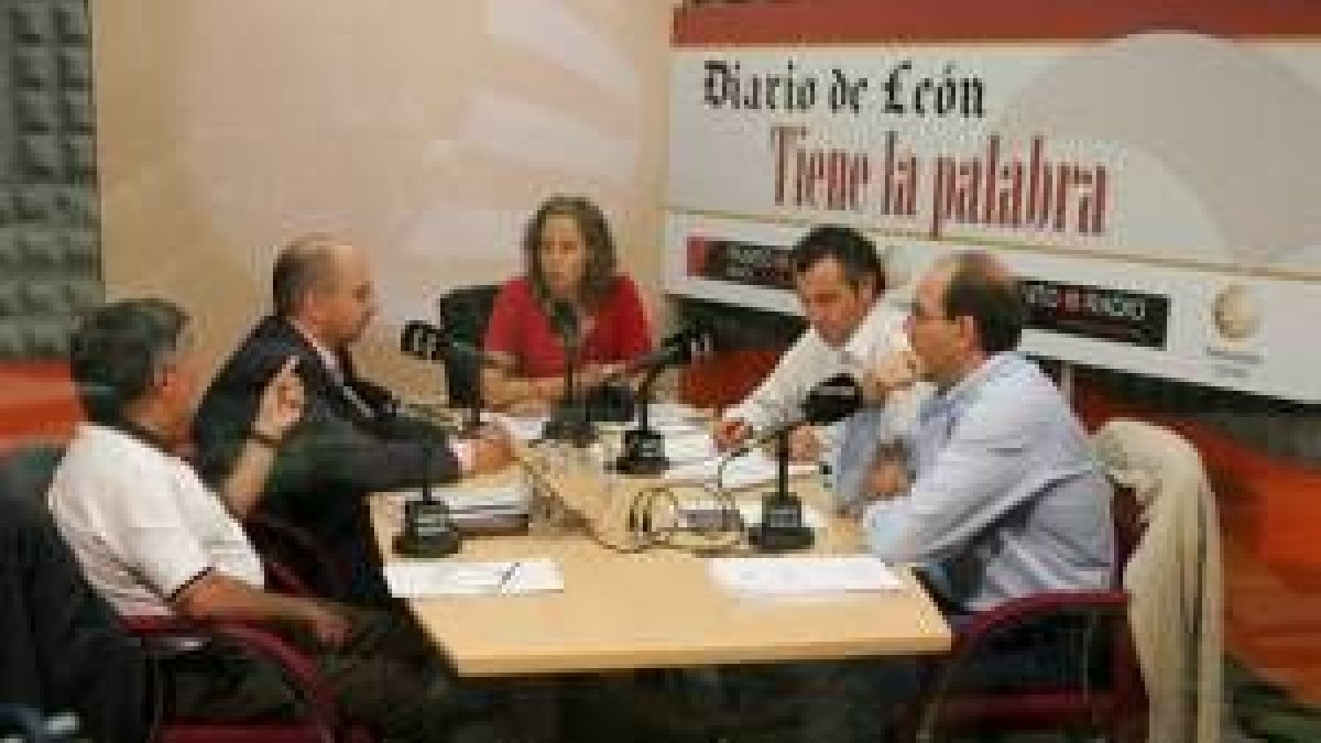 Félix Ordás, Francisco Castañón, la moderadora Nuria González, Nicanor Sen y Julio Lago