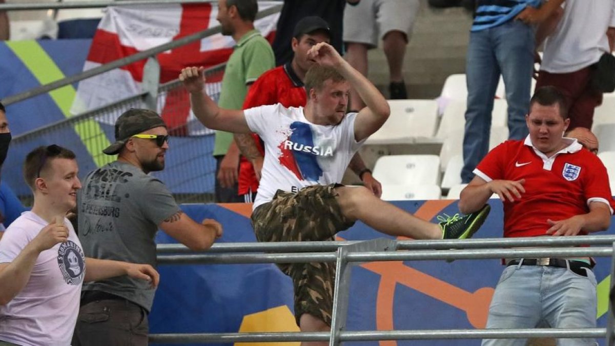 Un hincha ruso agrede a un aficionado inglés durante el partido de este sábado en Marsella.