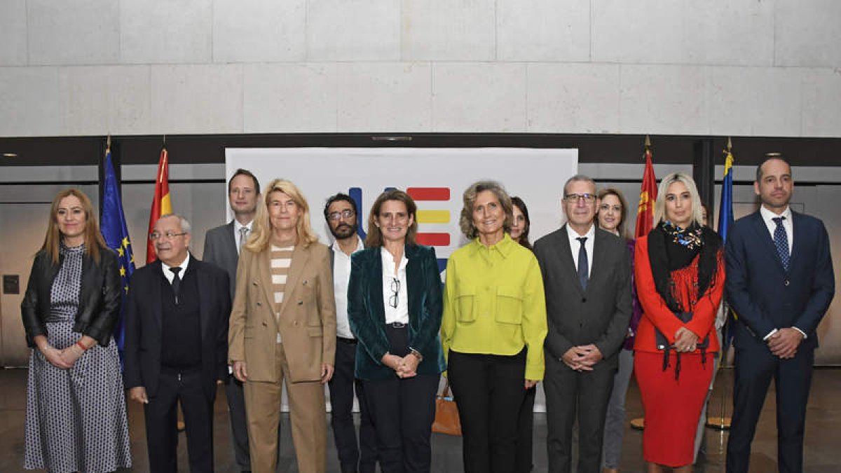 Teresa Ribera, en el centro, con los participantes en la Conferencia Europea. PABLO MARTÍN