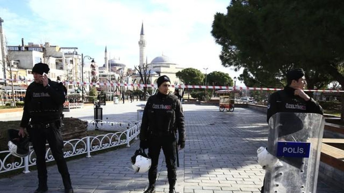 Varios policías, en la zona del atentado de Estambul.