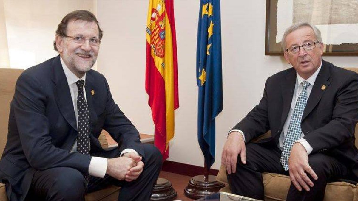 El Presidente del Gobierno español, Mariano Rajoy Brey (I), con Jean-Claude Juncker (D), presidente electo de la Comisión Europea, hoy en Bruselas.