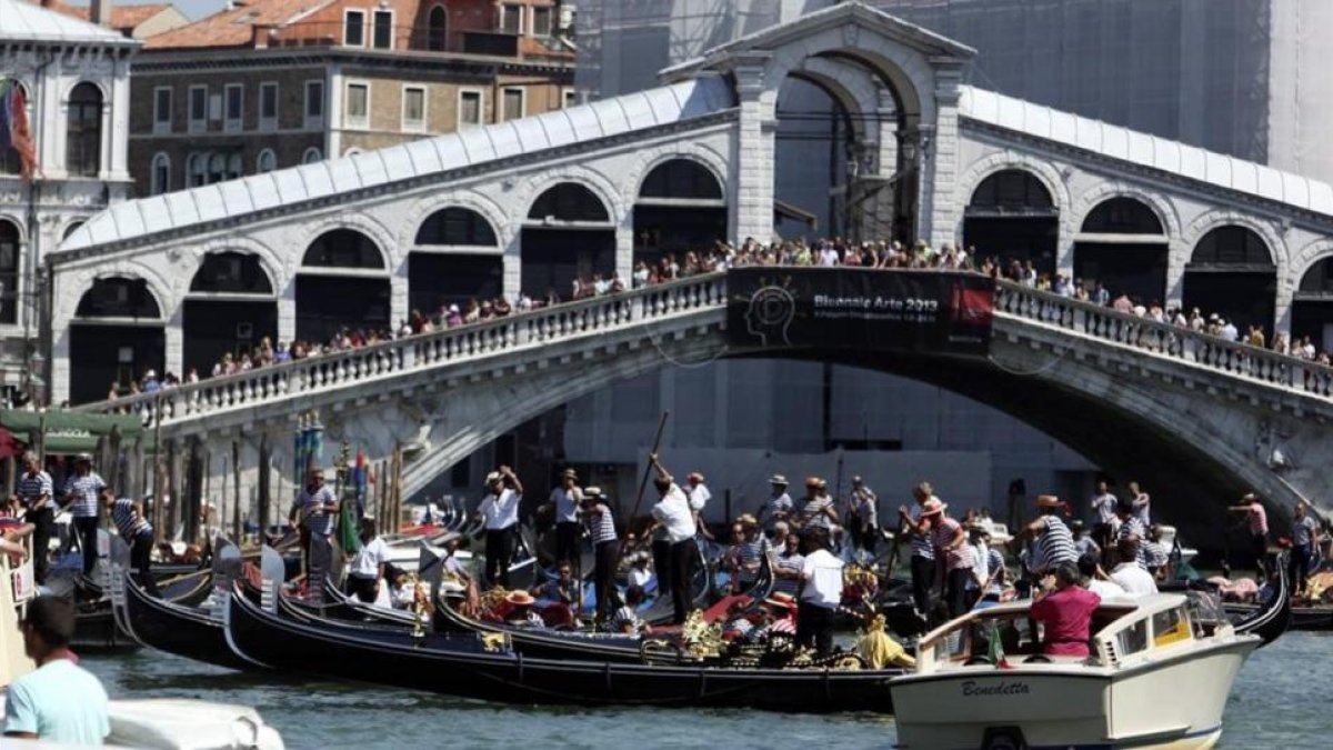 Concentración de góndolas en el Gran Canal de Venecia.