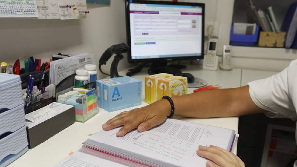La farmacia rural ayuda a los pacientes a revisar y preparar las tomas para asegurarse la adherencia. RAMIRO