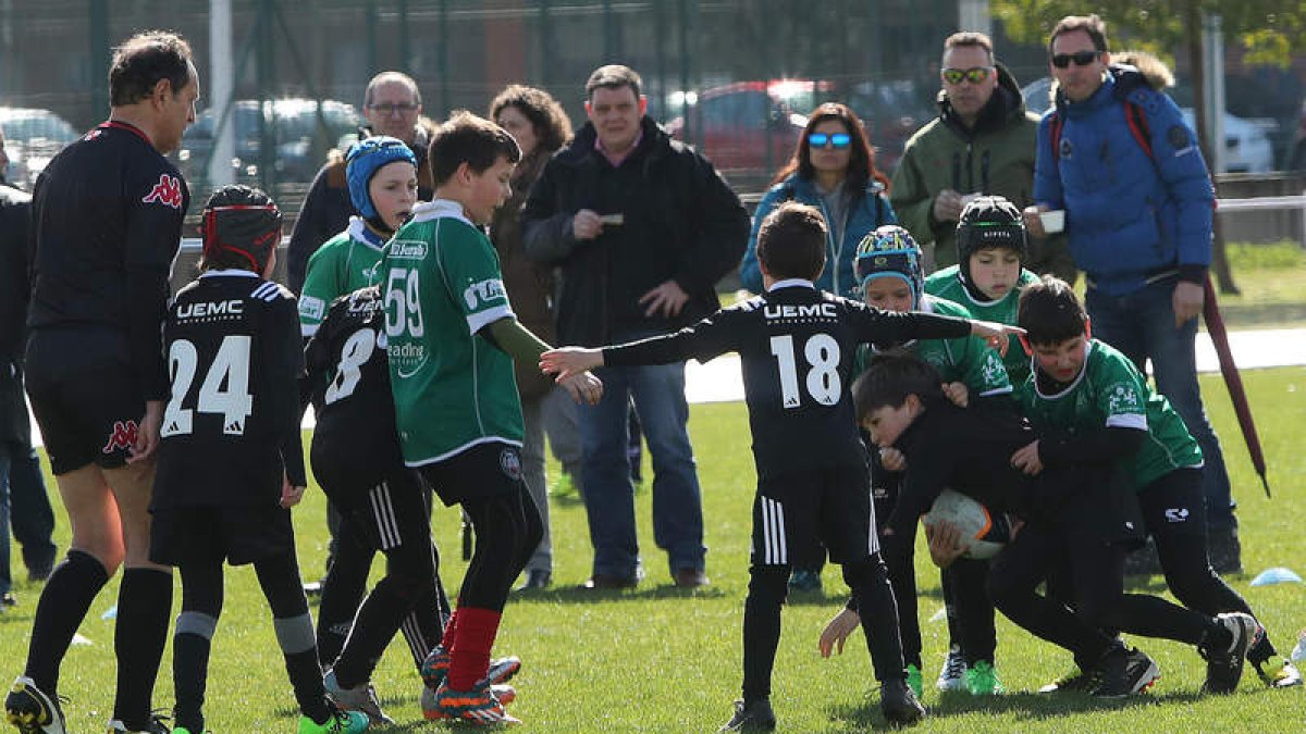Más de 300 jugadores entre cuatro y diez años tomaron las instalaciones del Colomán Trabado durante la concentración de escuelas de rugby. ANA F. BARREDO