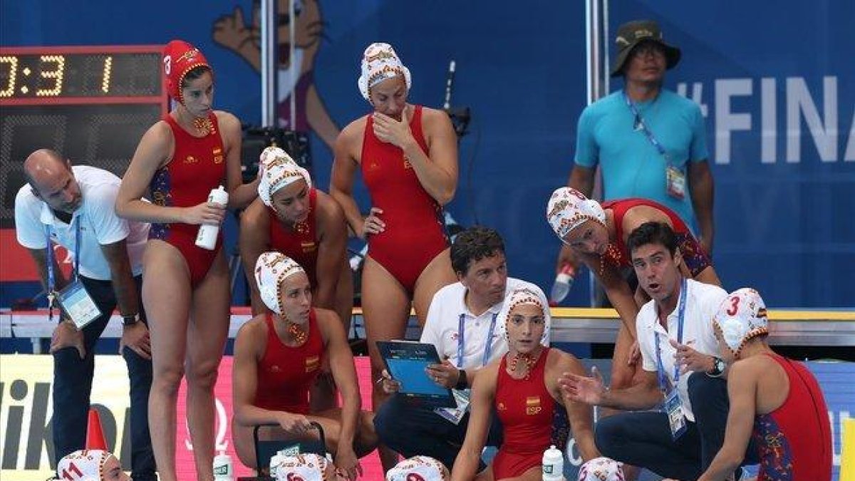 Las jugadoras escuchan las instrucciones de Miki Oca durante el tercer cuarto ante Hungría.