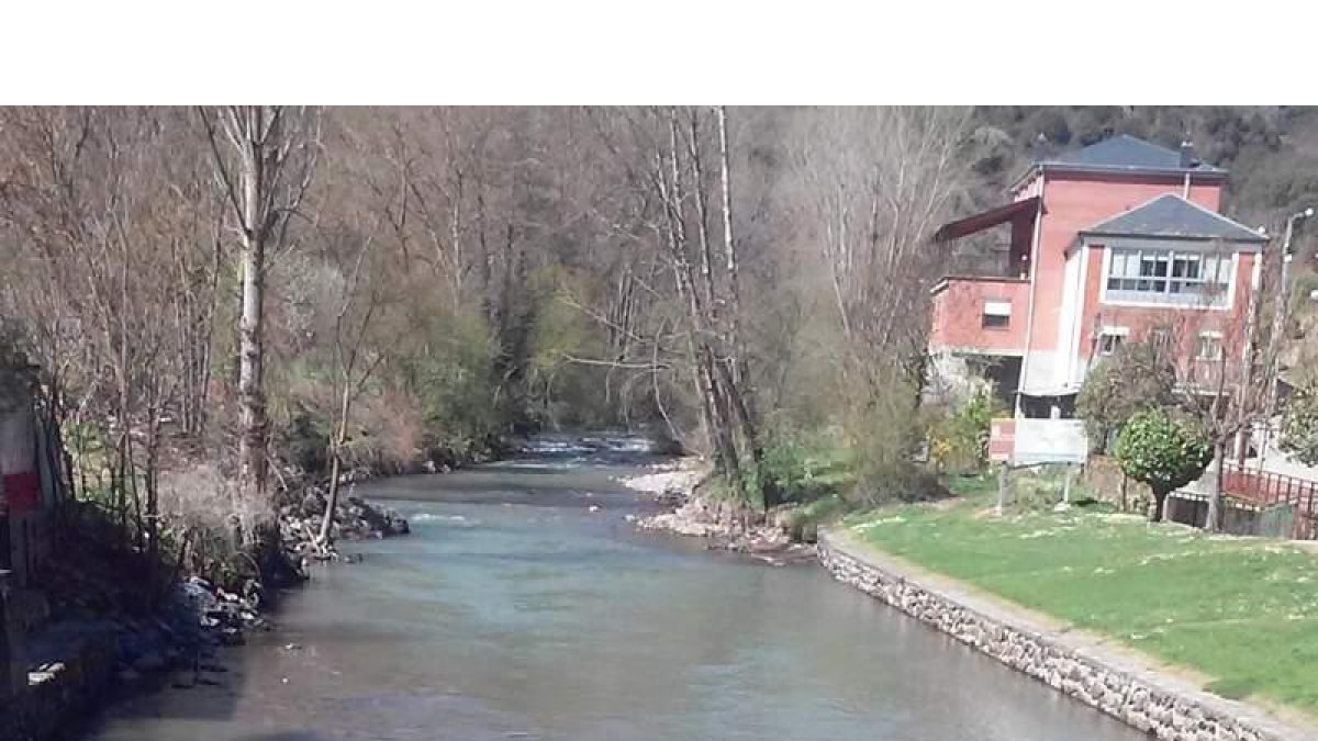 Imagen del río turbio a su paso por la localidad de Sobrado.