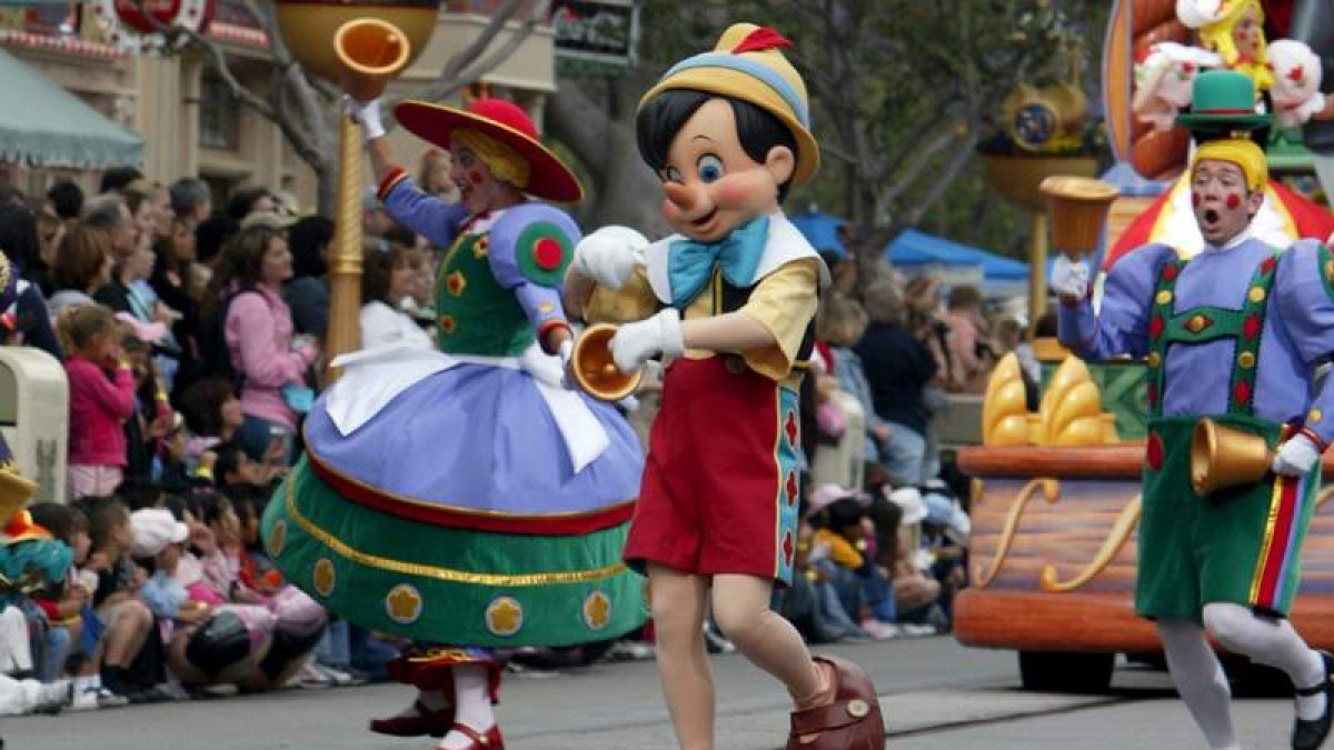 Pinocho en un desfile en la calle principal de Disneyland.