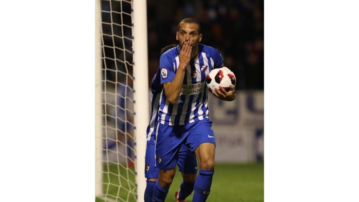 Dos goles del brasileño fueron determinantes  en la victoria de la Deportiva.