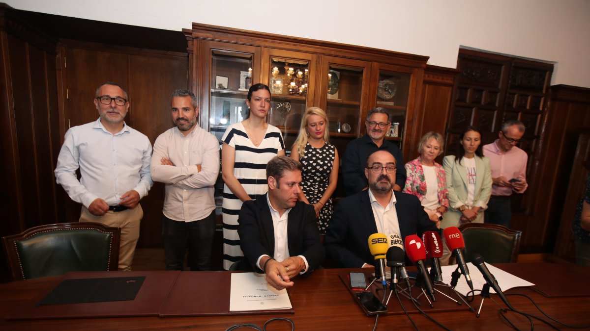 Morala, Alonso y los nuevos concejales del equipo de gobierno de Ponferrada. L. DE LA MATA
