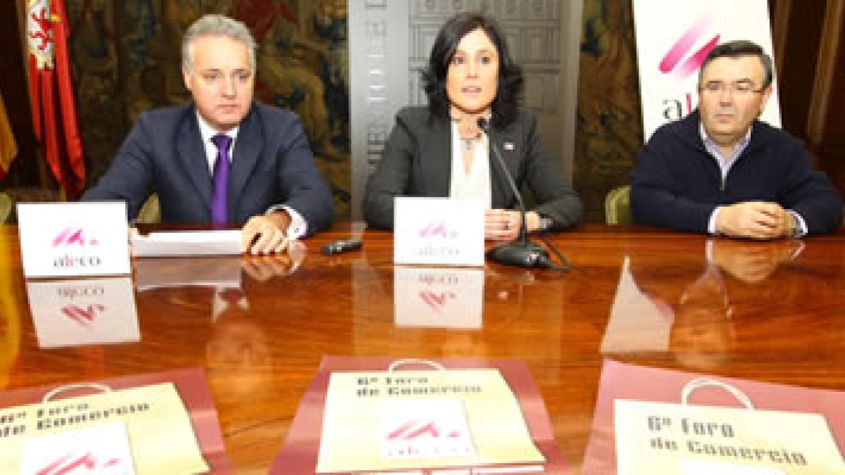 Javier Menéndez, a la izquierda, de Aleco, junto a María Rodríguez y el representante de Aclo.