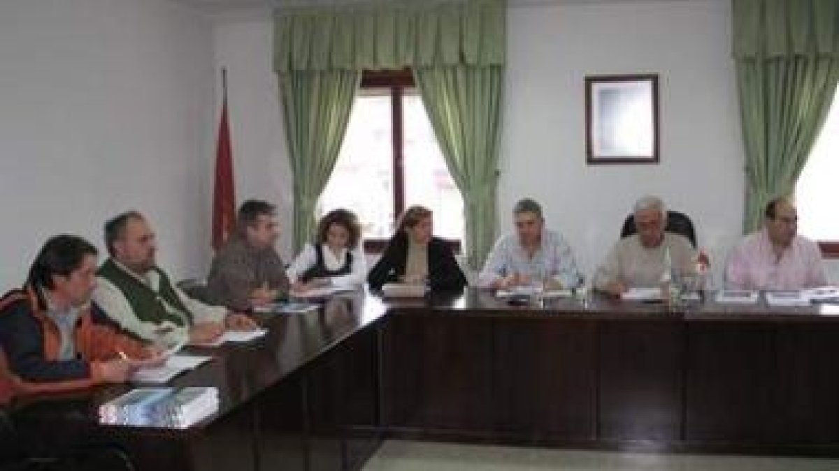 Reunión del Grupo de Acción Local Montaña de Riaño presidida por Tomás de la Sierra