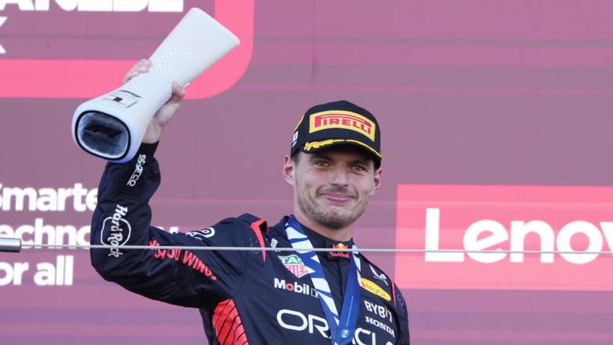 Max Verstappen celebra su triunfo en lo alto del podio. ROBICHON