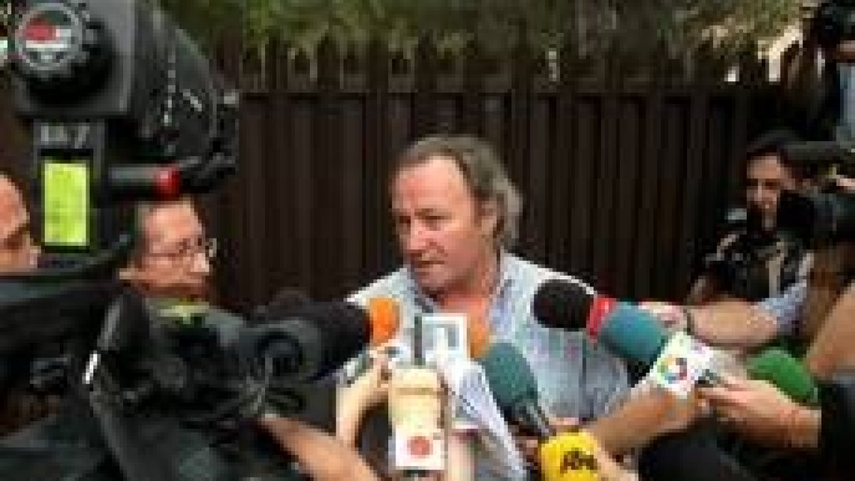El hermano de Rocío Jurado, Amador Mohedano, ayer atendiendo a los periodistas