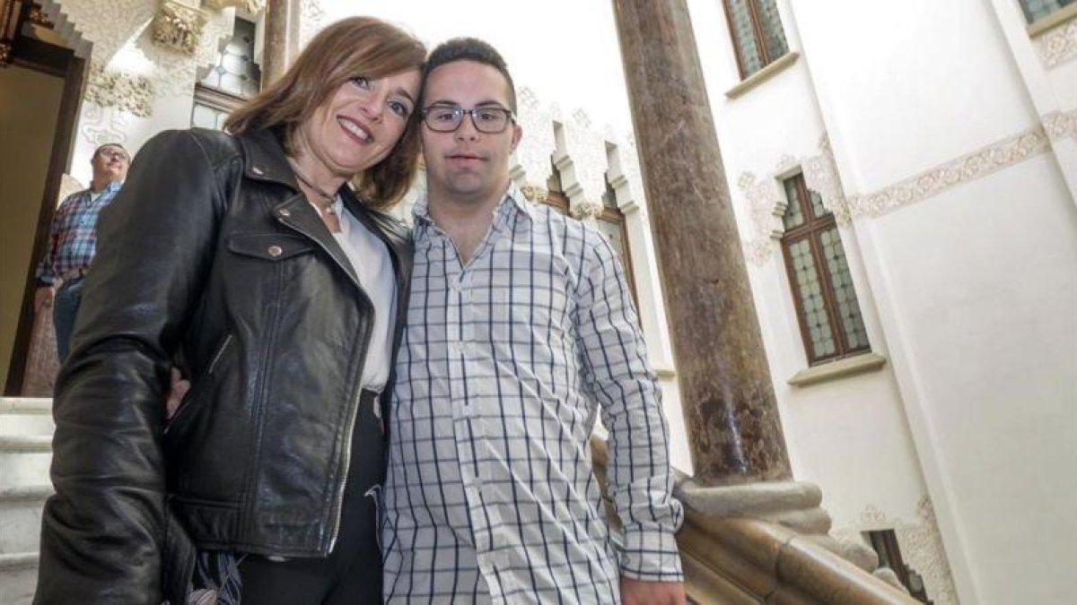 Yolanda Martínez con su hijo Nil Taher, de 24 años y participante en el proyecto Down Alzheimer Barcelona Neuroimaging Initiative (DABNI), impulsado por la Obra Social 'la Caixa' y el hospital barcelonés de Sant Pau.