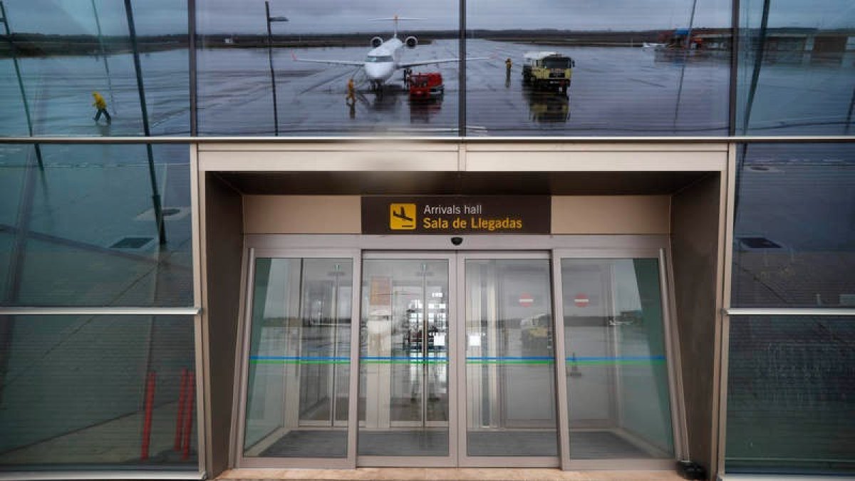 El aeropuerto dispone de dos terminales y una pista de 3.000 metros para vuelos internacionales. J.F.S.