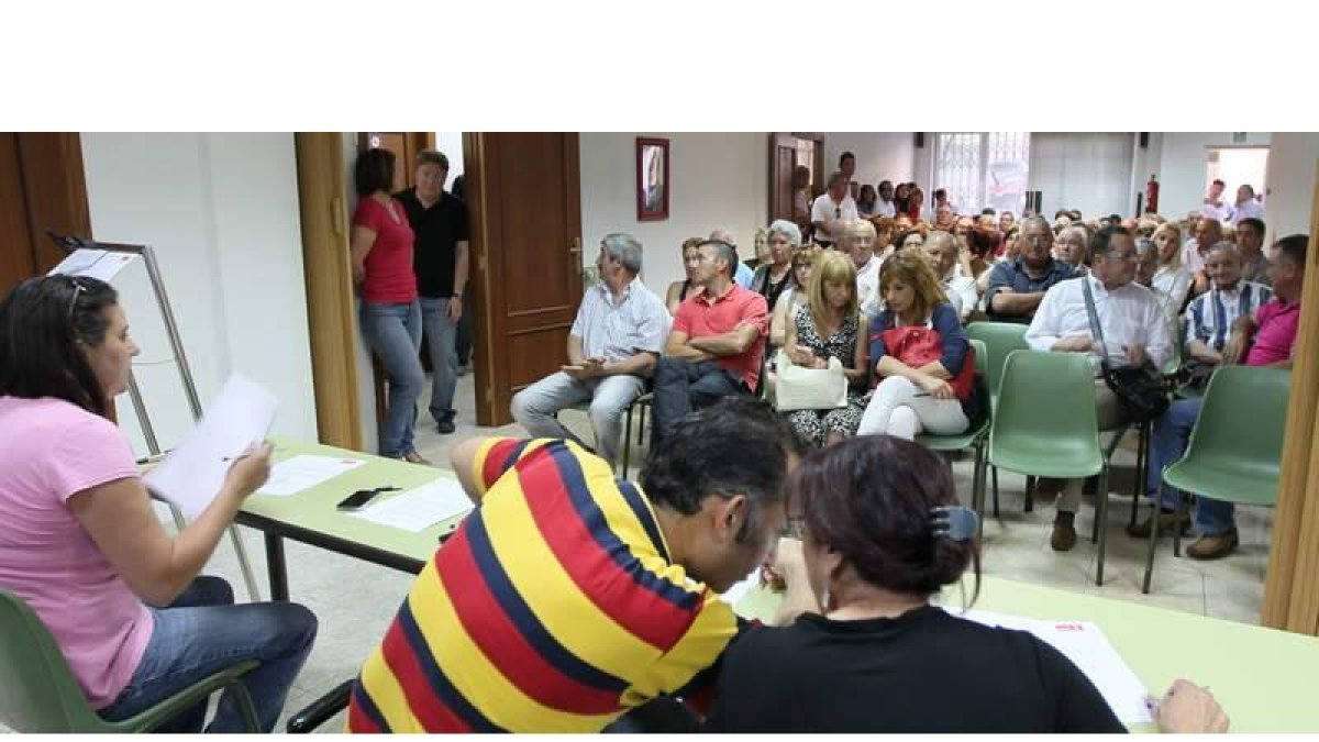 Un momento de la asamblea de la agrupación del PSOE de San Andrés del Rabanedo.