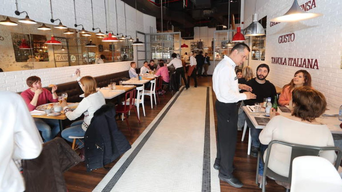 Imagen de archivo de uno de los restaurantes del centro comercial El Rosal de Ponferrada. L. DE  LA MATA
