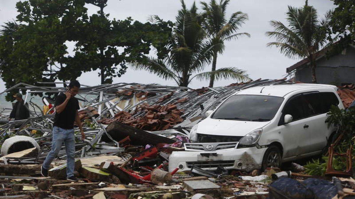 Un ciudadano pasa por una zona destrozada por el tsunami. ADI WEDA