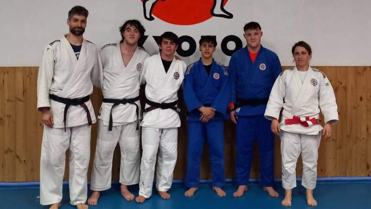 Los judocas del Club Kyoto leonés brillaron en la fase sector celebrada en Santiago de Compostela. DL
