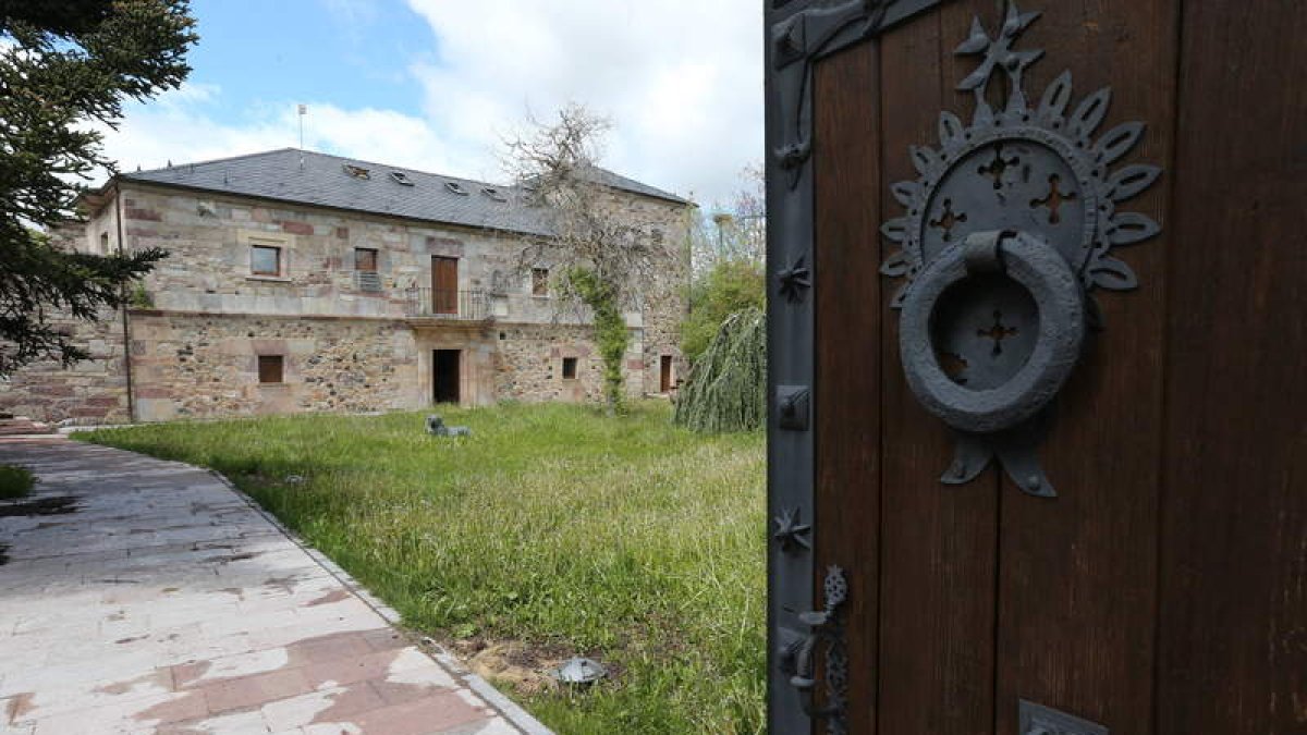Puertas de la casa del parque de Babia y Luna en Riolago
