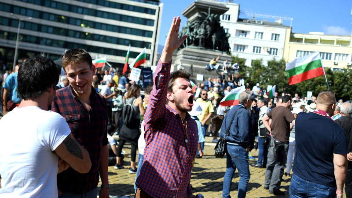 Miles de personas participaron en la protesta. VASSIL DONEV